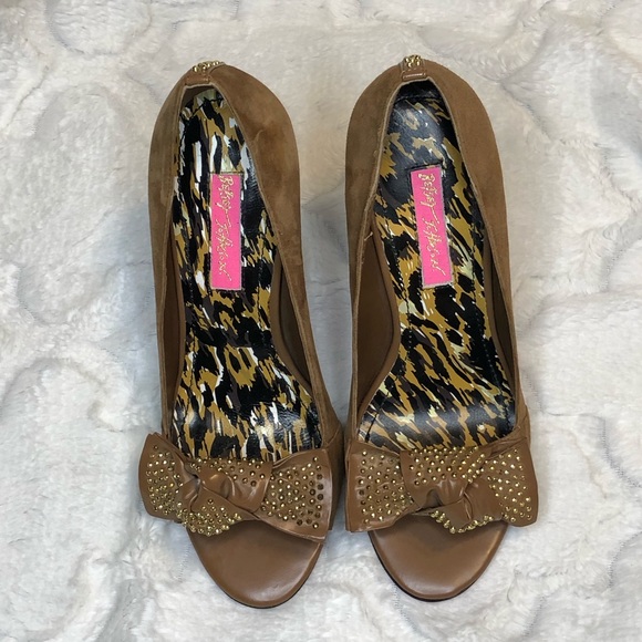 Betsy Johnson Knotted Brown Leather & Suede Pumps - Picture 1 of 5